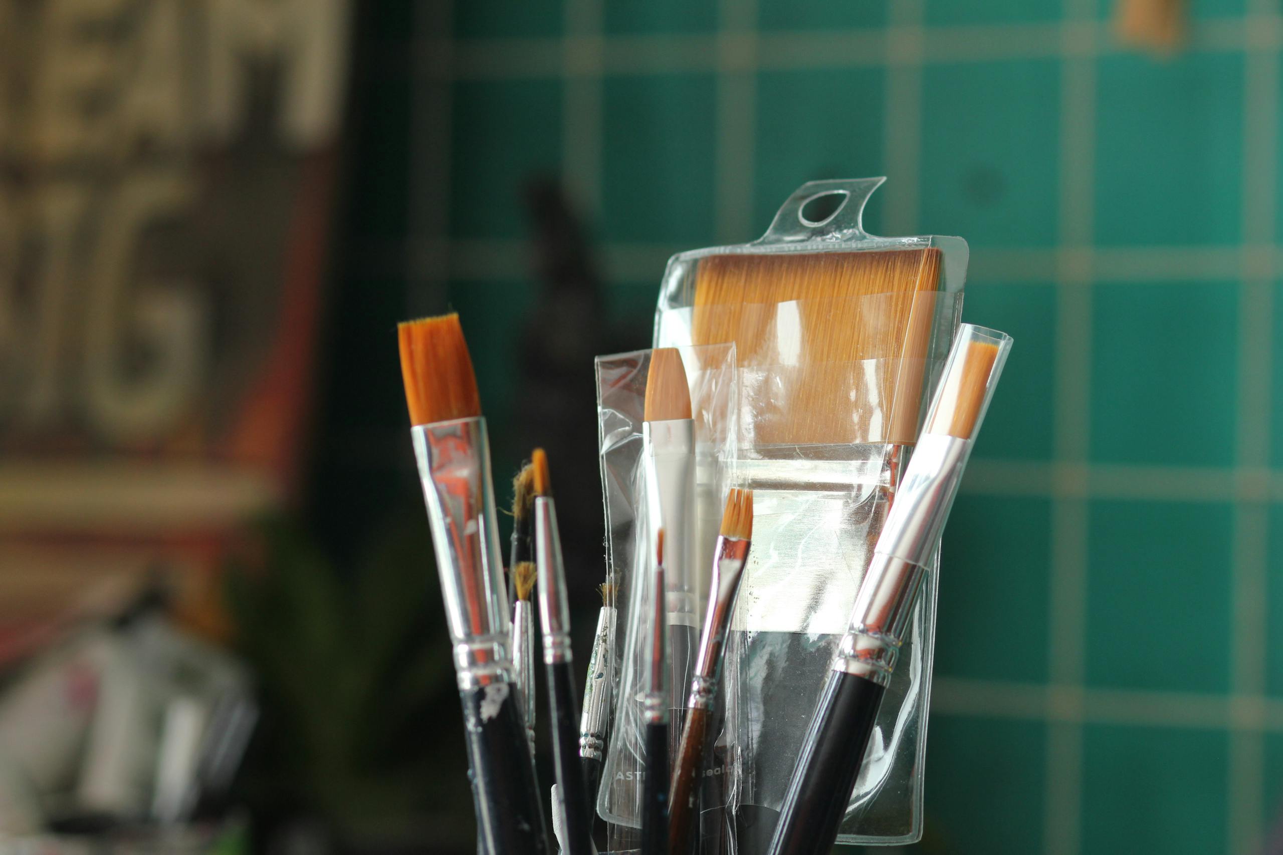 News Studio Set of new paint brushes in a plastic container, ideal for art projects.