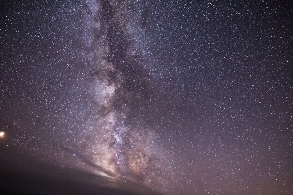 Uyç A breathtaking view of the Milky Way galaxy under a clear, star-filled night sky.