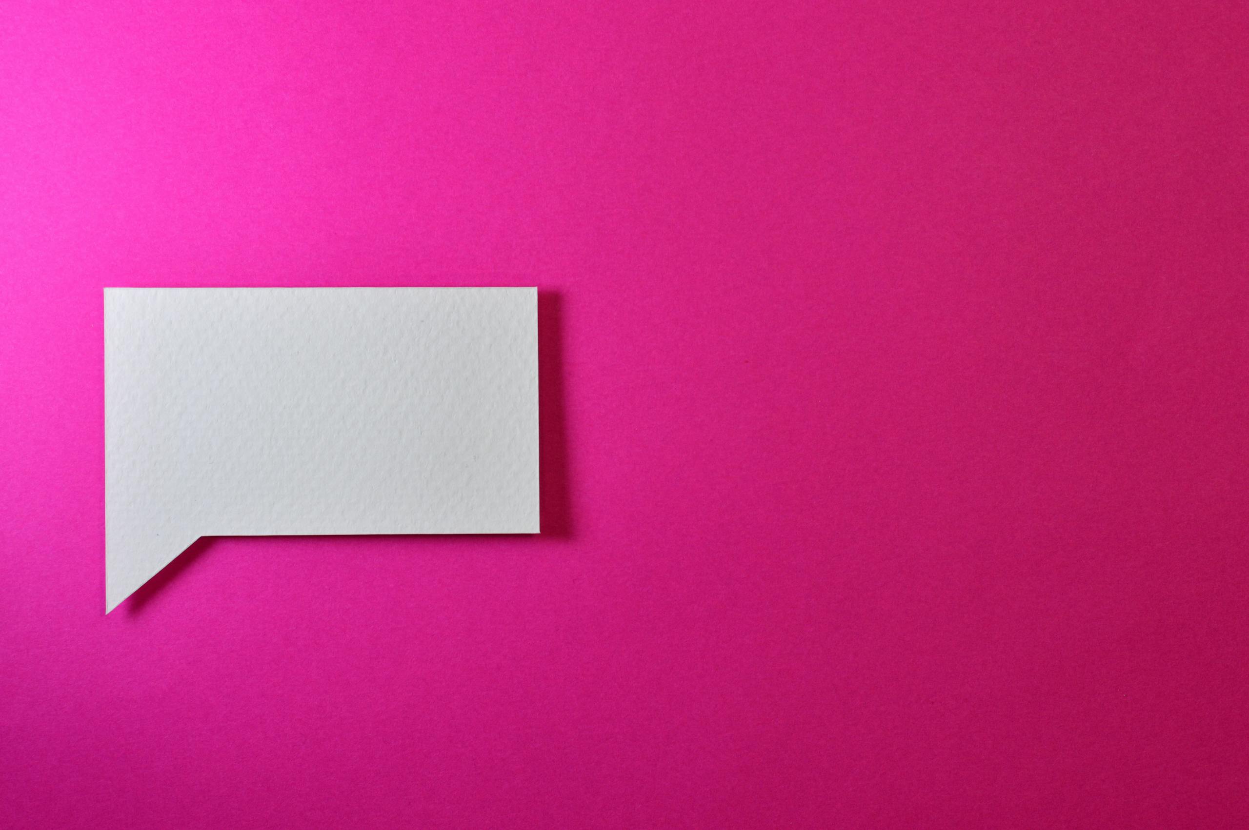 Wachappe Cartetach A minimalistic white paper speech bubble on a vibrant pink background, perfect for design projects.