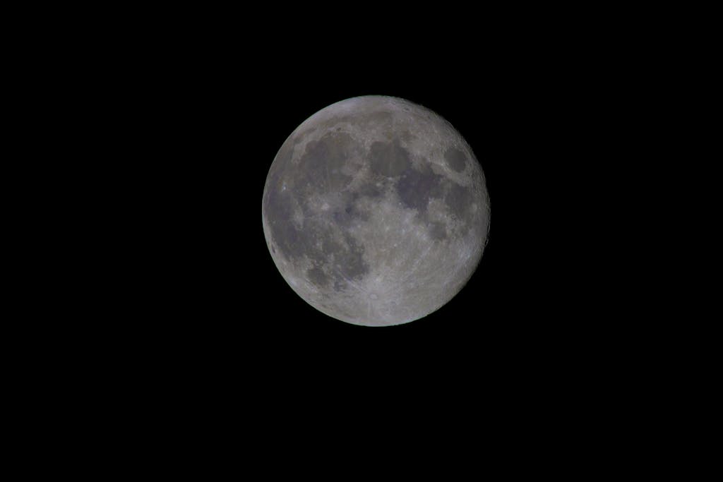 Lufanest Captivating view of the full moon's craters and surface details in a clear night sky.
