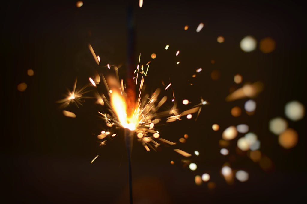 Viltnemnda Capture the energy of fireworks with this close-up of a sparking firecracker, bursting with light.