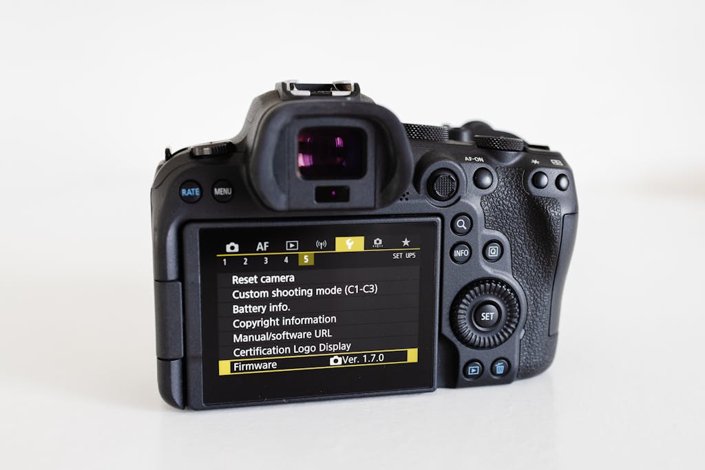 URLWO Close-up of a camera with a visible digital screen showcasing settings on a white background.