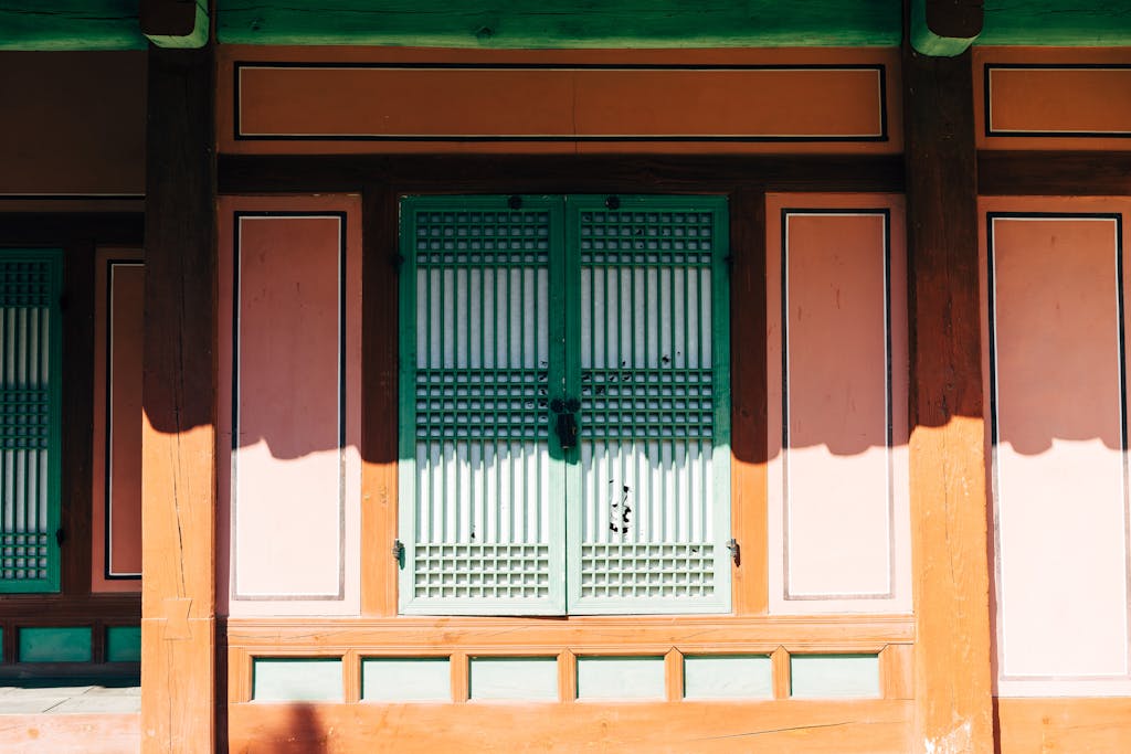Koriandri Close-up view of a traditional Korean wooden facade in Seoul, South Korea.