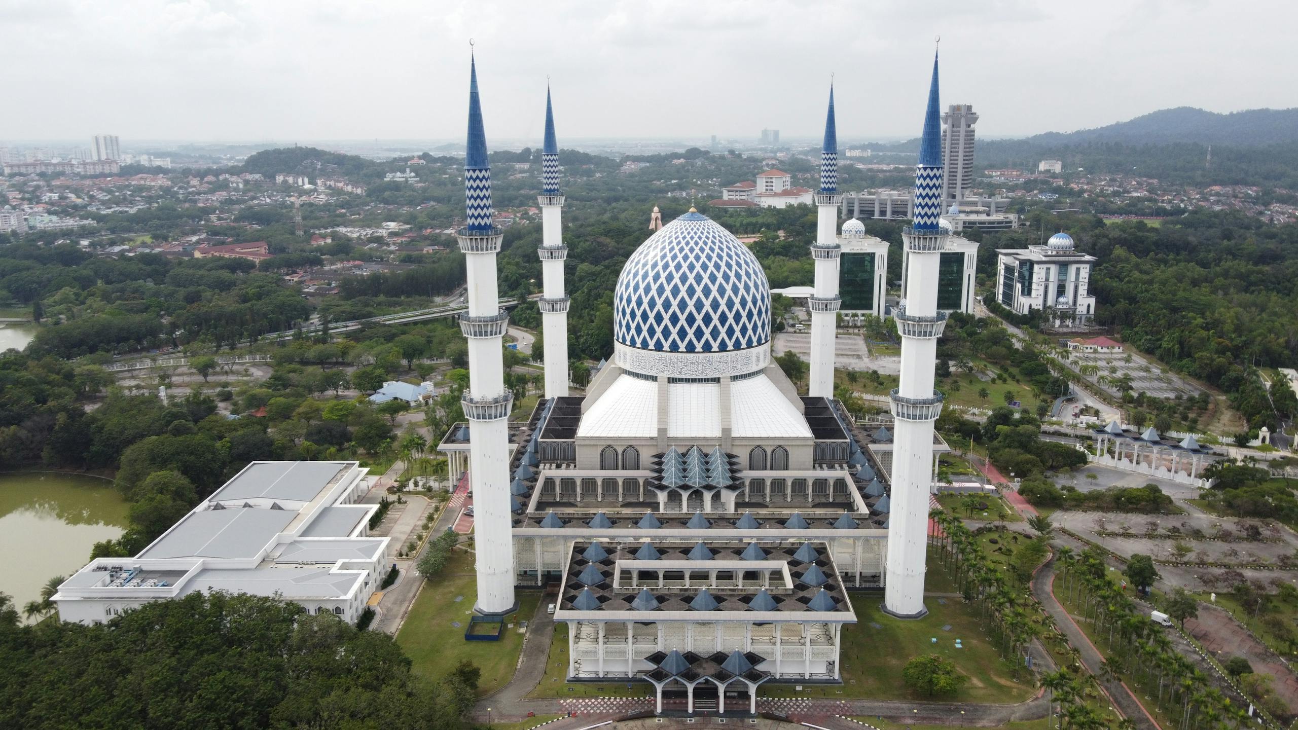 Acamento Stunning aerial shot of Sultan Salahuddin Abdul Aziz Mosque in Shah Alam, Malaysia.